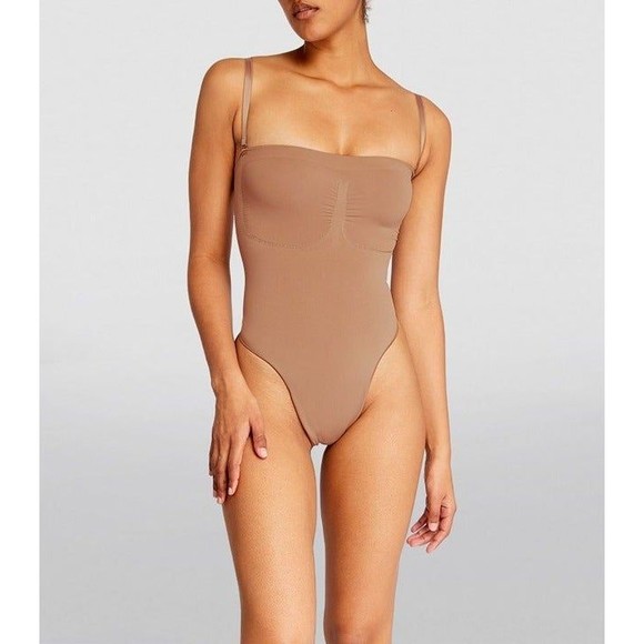 SKIMS Seamless Sculpt Strapless Thong Bodysuit Sz S Sienna Retail $70 - Picture 1 of 8
